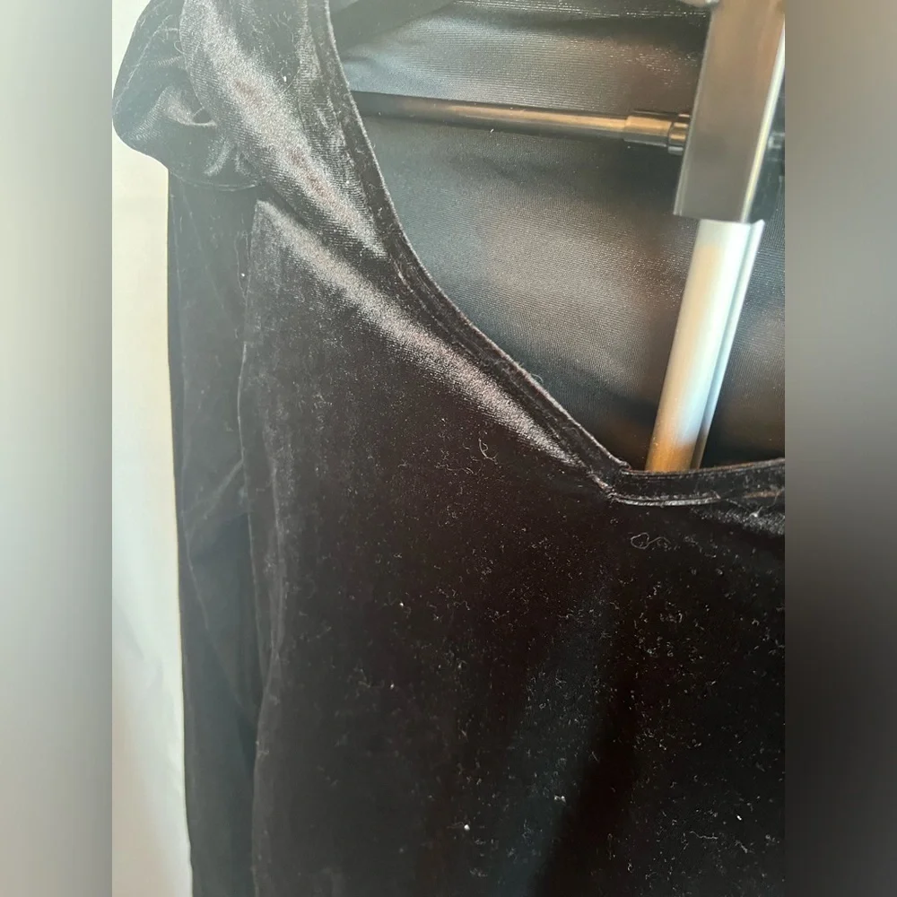 V-Neck Ruffle detail shoulder velvet bodysuit